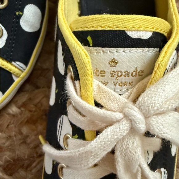 Kate Spade x Keds Size 7 Black & White apple print sneakers - Picture 6 of 10